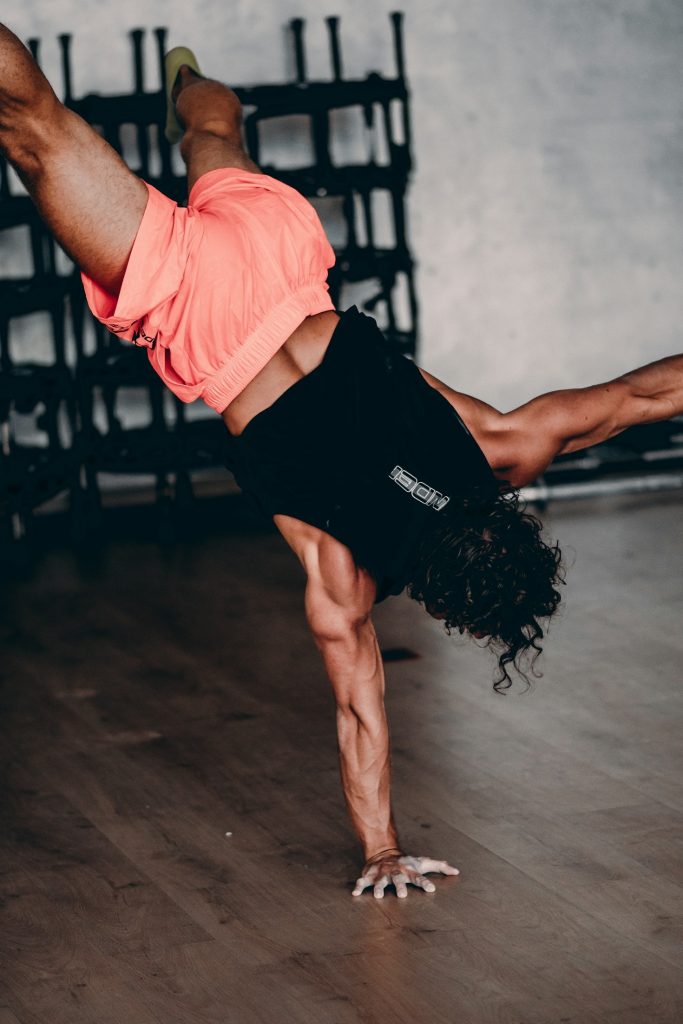 Mann macht Calisthenics, einarmigen Handstand