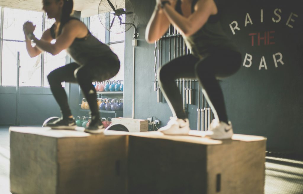 Was ist Calisthenics Frauen machen Kniebeugen